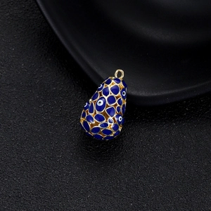 Détail macro du pendentif goutte en or avec breloques œil maléfique pour bijoux DIY