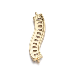 Detailweergave van de 18K gouden S-vormige sieradenconnector met hol roosterontwerp