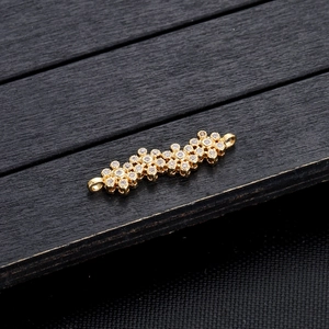 Detail van gouden bloem sieraad connector met zirkoon en dubbele ringen voor DIY ontwerpen