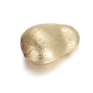 Macro-opname van gouden druppelvormige metalen kraal met geborstelde textuur voor DIY