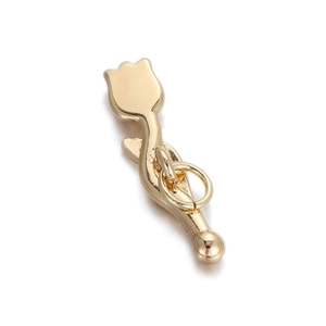 Detailweergave van een gouden tulphanger met een gepolijste metalen afwerking