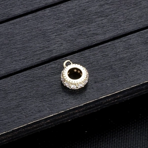 Macro-opname van gouden hanger met zirkonia voor DIY sieraden maken