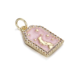 Dettaglio del ciondolo rettangolare in smalto rosa con profilo di sirena dorata e stelle