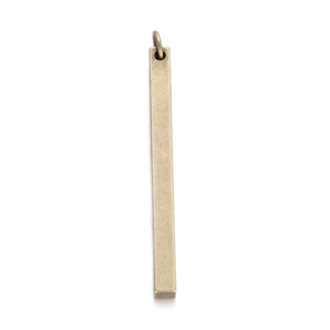 Macro-opname van lange rechthoekige bronzen pijler hanger met matte metalen textuur