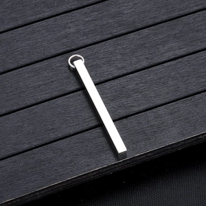 Detailopname van zilveren rechthoekige pilaar hanger met oogje op houten basis