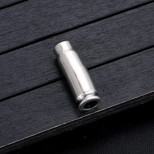 Macro-opname van zilveren kogelvormige metalen hanger met holle bodem voor DIY-sieraden