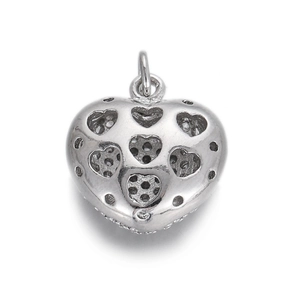 Vista macro dettagliata del ciondolo a cuore 3D cavo con intricati motivi intagliati