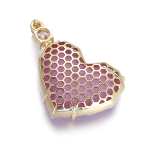 Pendentif cœur doré avec pierre violette et cadre alvéolé ajouré sur fond blanc épuré
