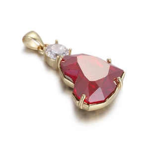 Détail macro du pendentif zircon rouge en forme de cœur avec placage or élégant