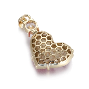 Détail macro du pendentif cœur en or avec motif en nid d'abeille et zircon brillant