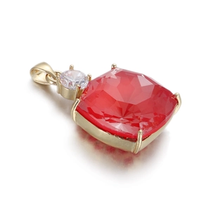 Vue macro d'un pendentif en zircon rouge carré avec sertissage à quatre griffes dorées