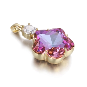 Macro d'un pendentif étoile en zircon violet avec sertissage à griffes plaqué or