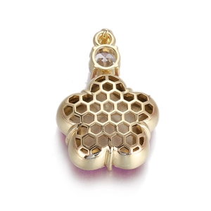 Détail du pendentif fleur avec découpes en nid d'abeille dorées et zircon incrusté