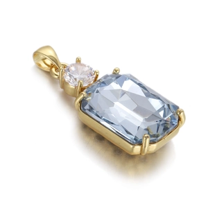 Macro détaillée d'un pendentif en zircon bleu clair avec monture à quatre griffes dorées