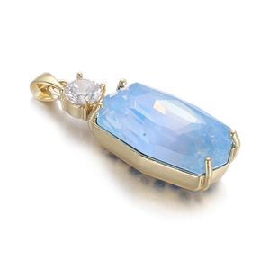 Détail d'un pendentif cœur doré avec pierre rectangulaire bleue et zircon incrusté