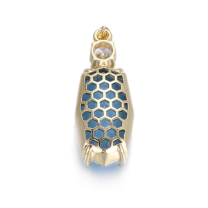 Vue macro détaillée du pendentif cœur doré avec motif alvéolé et pierre précieuse bleue