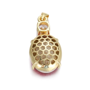 Vue détaillée du pendentif cœur doré avec zircon et structure en nid d'abeille creux