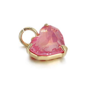 Détail macro du pendentif coeur en zircon rose avec sertissage à trois griffes dorées