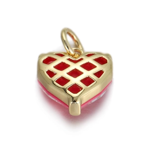 Vue macro du pendentif coeur doré avec texture de grille rouge et anneau en métal poli