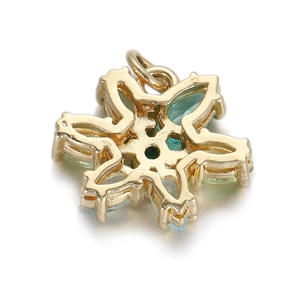 Vue détaillée du dos du pendentif doré avec métal ajouré et zircon bleu clair