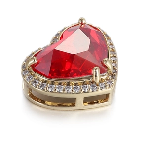 Détail macro du pendentif cœur en zircon rouge avec halo de diamants et base dorée