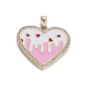 Dettaglio pendente a cuore dorato con smalto rosa e zirconi trasparenti lucidi