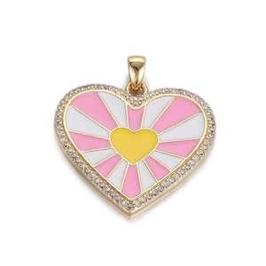 Dettaglio di un ciondolo a cuore con strisce di smalto rosa, placcatura in oro e zirconi