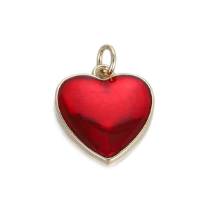 Dettaglio del ciondolo a cuore rosso con bordi dorati e finitura in smalto lucido