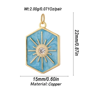 Pendentif soleil hexagonal en cuivre doré avec émail bleu clair et zircon blanc central