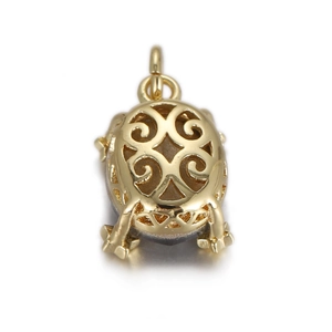 Detail of a gold baroque-style镂空 heart pendant with intricate filigree texture
