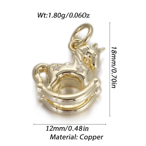 Détail du pendentif cheval à bascule doré avec zircons et spécifications de taille
