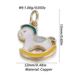 Détail macro du pendentif cheval à bascule en cuivre de 12x15mm avec émail et plaqué or