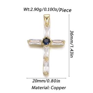 Ciondolo a croce in rame placcato oro con pietra blu e accenti in zircone trasparente