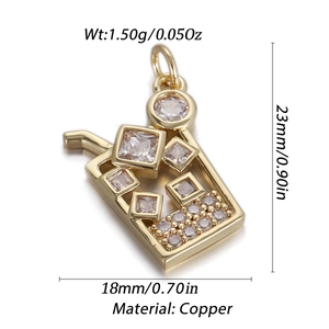 Détail macro du pendentif tasse en cuivre plaqué or avec zircons et dimensions