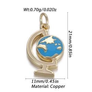 Vue macro du pendentif globe en cuivre doré avec émail bleu et détails des dimensions