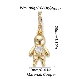 Makro-Detail des goldenen Humanoid-Anhängers mit Herzzirkon und Maßen 28mm x 11mm