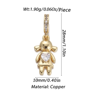 Detailansicht eines Mädchen-Anhängers mit herzförmigem Zirkonia und Kupfer-Gold-Finish