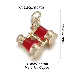 Détail macro du pendentif télescope doré avec émail rouge et dimensions du produit