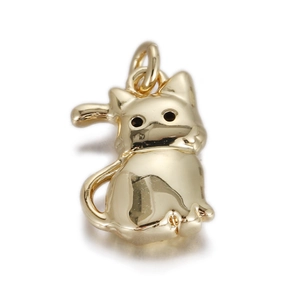 Vue détaillée du pendentif chat doré poli pour la fabrication de bijoux DIY