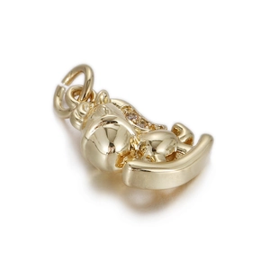 Détail d'un pendentif cheval à bascule plaqué or avec des accents étincelants en zircon
