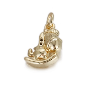 Gros plan d'un pendentif cheval à bascule plaqué or avec zircone pour création de bijoux