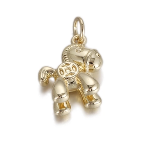 Vue détaillée d'un pendentif cheval plaqué or avec zircon et gravure de pièce