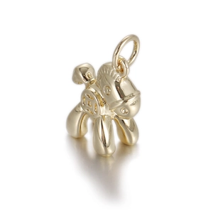 Vue détaillée du pendentif poney doré avec finition miroir et motif de pièce ancienne