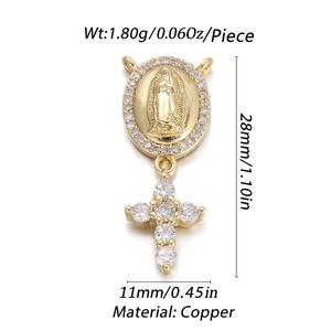 Makro-Detail eines 28mm Goldanhängers mit Jungfrau Maria Symbol und Kreuz-Charm