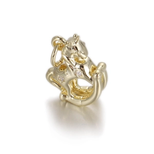 Détail d'un pendentif licorne plaqué or avec des incrustations d'étoiles en zircon