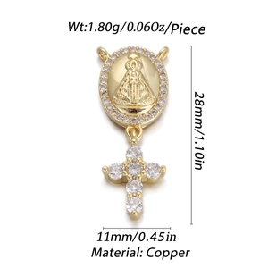 Makro-Detail von goldenem Kreuzanhänger mit religiöser Figur und Zirkonia-Steinen