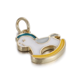Détail macro du pendentif cheval à bascule doré avec émail coloré et zircons