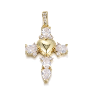 Dettaglio pendente croce placcato oro con cuore centrale e cristalli di zirconia cubica