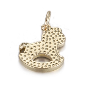 Détail d'un pendentif cheval à bascule doré avec surface texturée et anneau de bélière