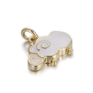 Vue macro d'un pendentif mouton en cuivre doré avec émail rose pour bijoux